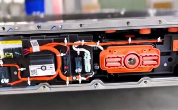 动力电池配电盒BDU安全设计（二七）超充电池包上三芯插件的那个中间孔是干什么的？